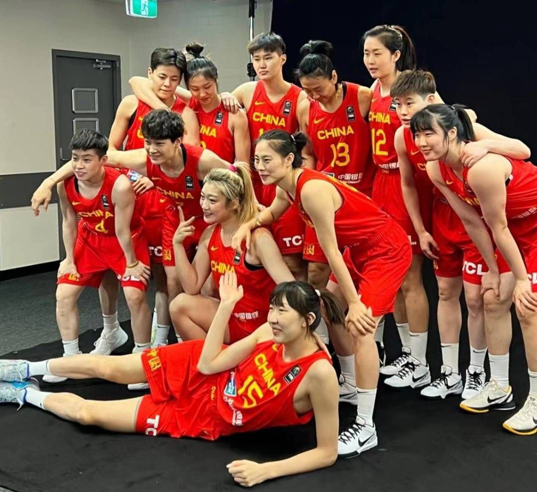 可是，甭管是张柏芝扮演的上流名媛、女实业家莫婕妤，仍是章子怡扮演的坚毅纯情的新寡淑女杜芬玉开初都没有对这位花心年夜少动豪情的心思，若是说有也只是彼此操纵而已。